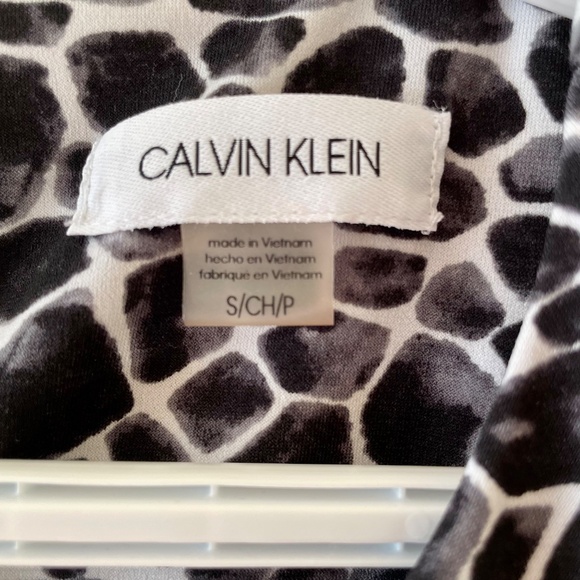 Calvin Klein Women’s Animal-Print Pleated-Neck Sleeveless Top - Small - Picture 7 of 7